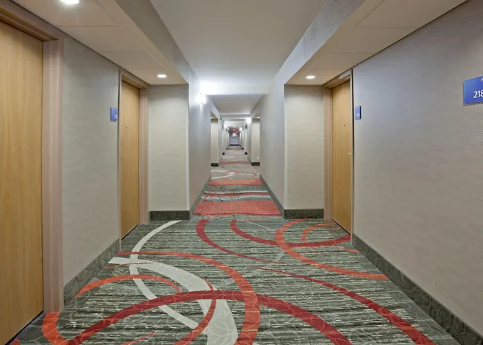 Express & West By Ihg Hotel Bloomington